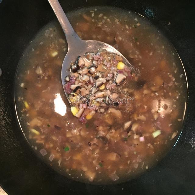 在酱汁烧开后加入肉末、腊肠丁、玉米粒、菜脯和爆炒过的香菇