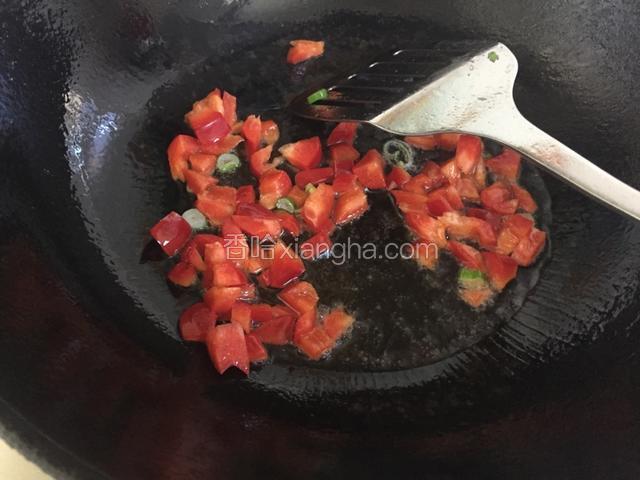 热锅凉油，倒入葱花炒香，放入柿子椒丁。