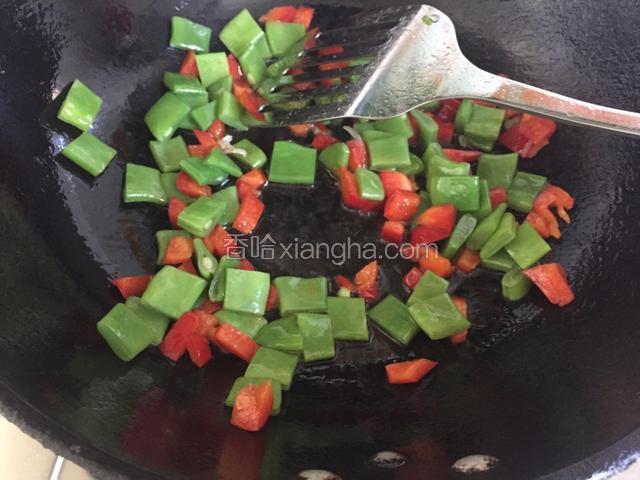 倒入豆角翻炒。