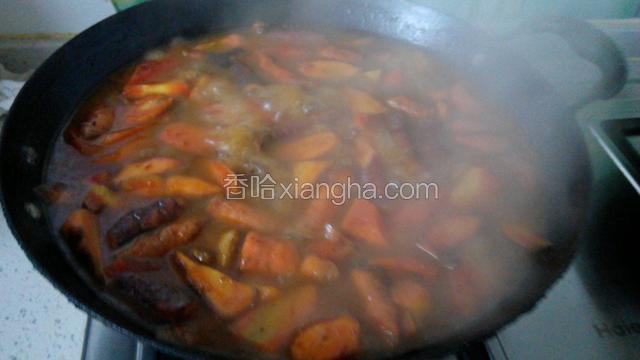 加入胡萝卜、蒜同煮，大火煮开然后中小火煮至胡萝卜熟软，再大火收汁，撒上葱装盘即食。