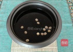 莲子银耳黑米粥的做法图解3