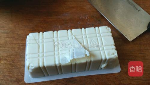 在盒底部划开包装盒,使之进空气,去掉包装盒。