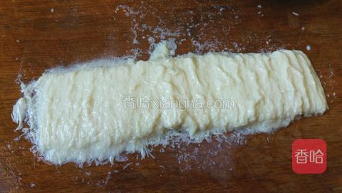 均匀退刀,将豆腐片切成细丝,越细越好。