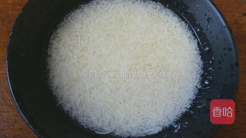 将豆腐丝放入清水,轻轻晃开。