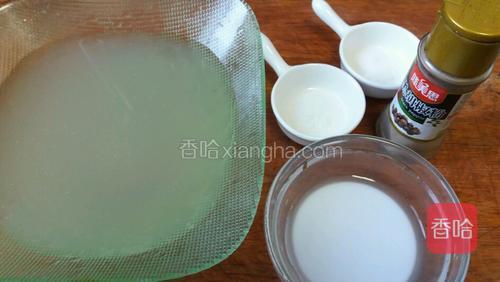 准备好鸡汤和水淀粉,调料很简单:只用盐、白糖和胡椒粉。
