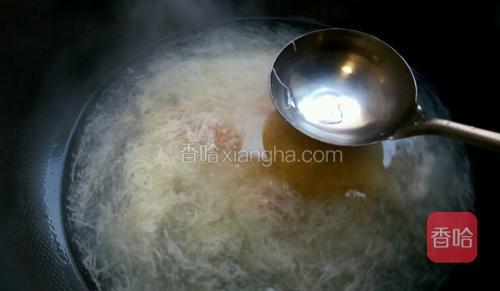 豆腐用滤网滤掉水,放入锅中,用手勺勺底顺时针轻轻打开豆腐丝。