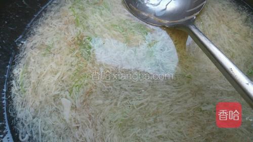 关火,放入葱丝,用手勺底打匀。