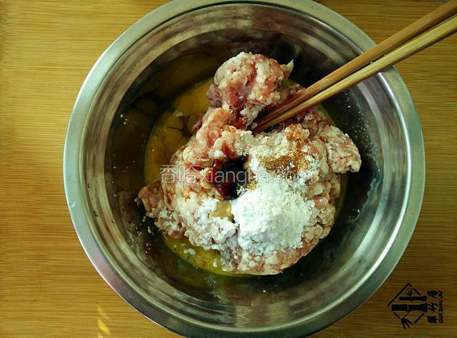 肉糜里加入生抽、盐、耗油、麻辣鲜和生粉搅拌。
