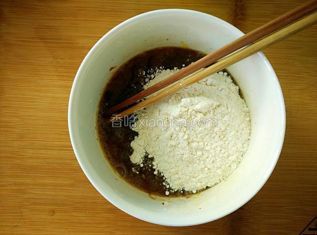 准备好生抽、耗油、麻辣鲜、盐和面粉。