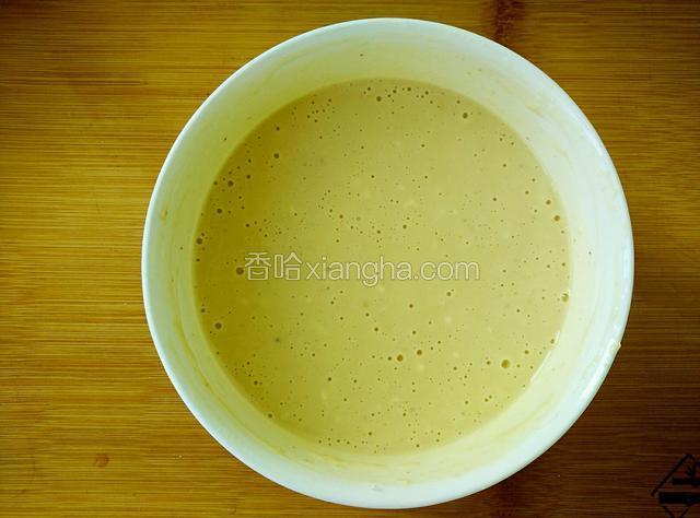 加适量的清水调成浓面糊。