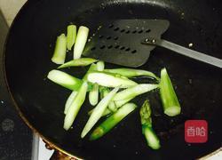 虾仁芦笋炒蛋的做法图解2
