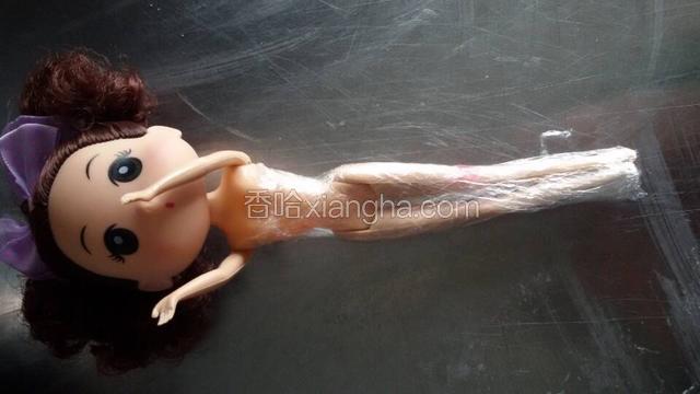 把娃娃用保鲜膜把腿包起来、要注意卫生噢