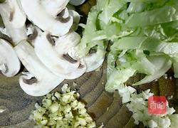 平菇丸子汤的做法图解2