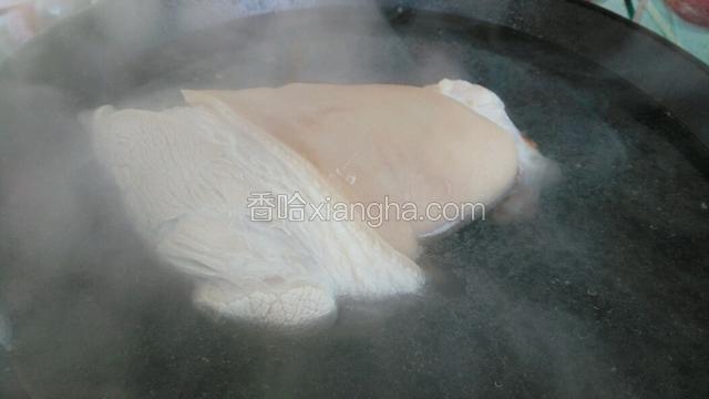 肘子下水焯一会儿，撇去浮沫。