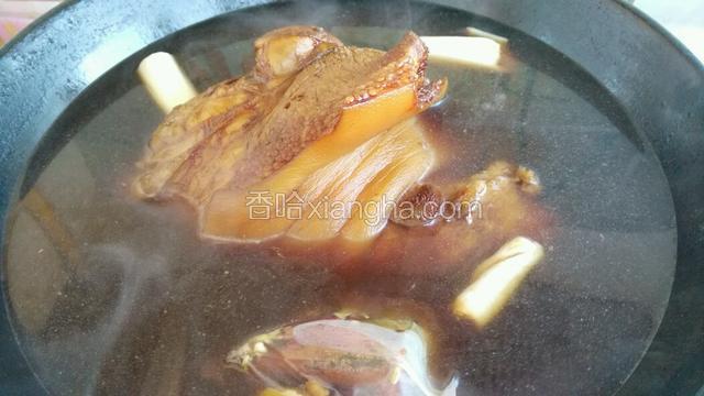 上色均匀后加水没过肘子，加入料酒，葱姜，煮肉料，盐烧开。