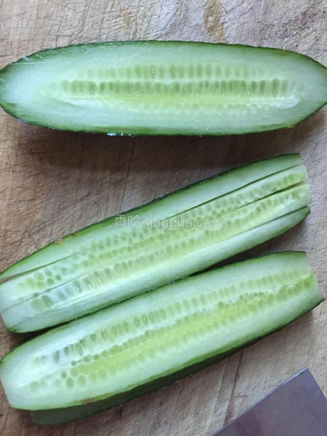 黄瓜清洗干净，切长片。