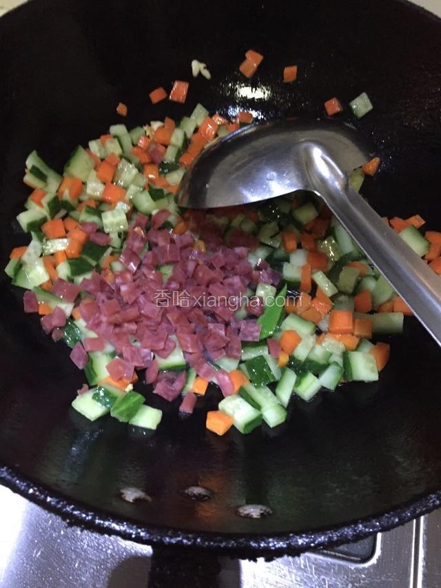 倒入腊肠翻炒均匀。