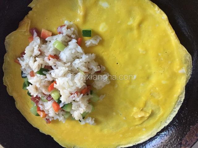 倒入炒好的米饭。