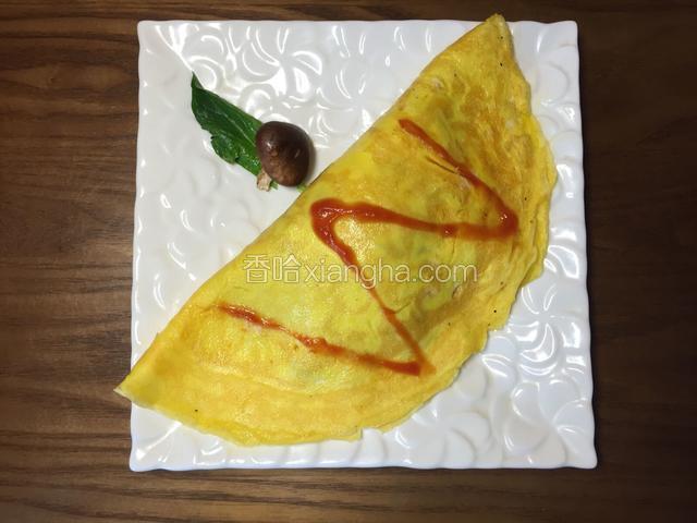折起来，边缘捏紧，撒上番茄沙司。