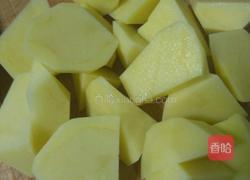 五花肉炖土豆的做法图解2