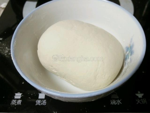 用手揉成块，盖上布醒面30分钟。
