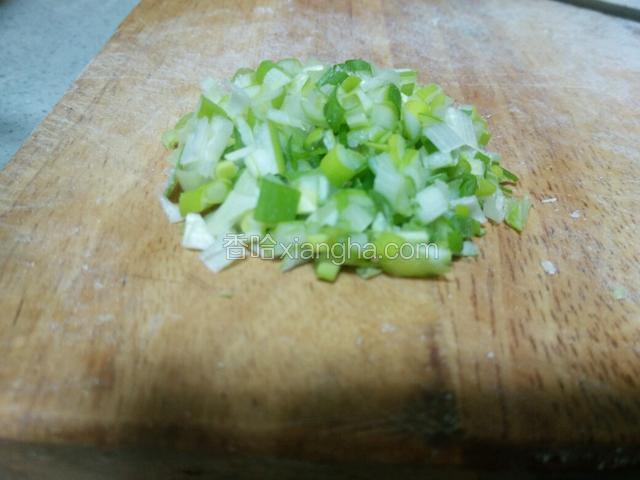 小香葱切成碎。