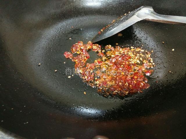 倒入准备好的酱料，翻炒出香味。