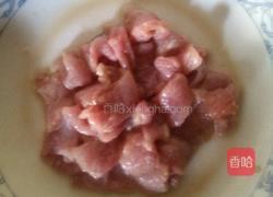 卷心菜木耳炒肉片的做法图解1