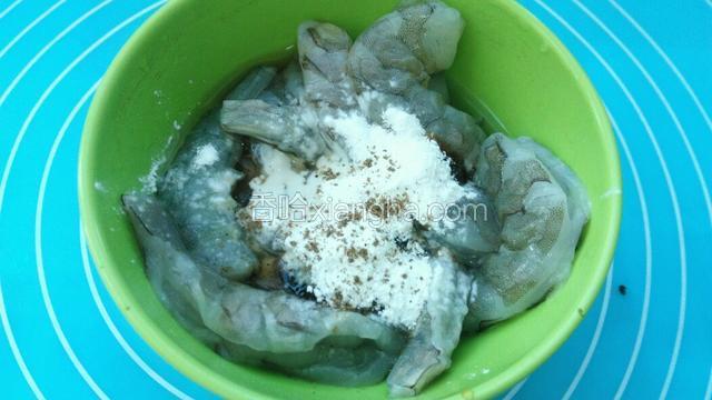 加入蚝油、料酒、2克盐，胡椒粉、淀粉。