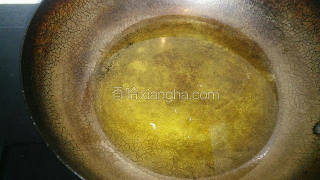 锅中倒入1小碗色拉油，加热至7成热，放入腌制好的虾肉，用油炸至虾变卷曲，颜色变粉红色出锅。