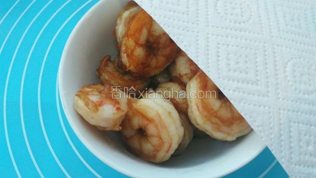 用厨房吸油纸吸取多余的油
