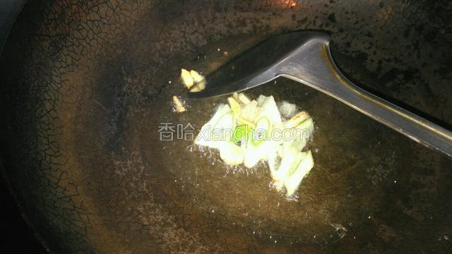 炒锅洗净，重加少许橄榄油，加入葱碎、姜丝爆香。