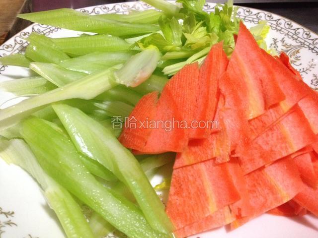 芹菜去叶洗净斜刀切段，胡萝卜去皮洗净切成菱形片
