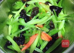 凉拌芹菜的做法图解3