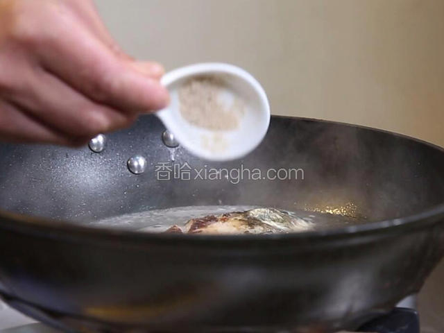 依次加入盐，鸡粉，料酒，胡椒粉，大火烧开。