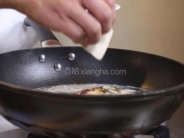 放入豆腐，中火盖盖炖10分钟左右。