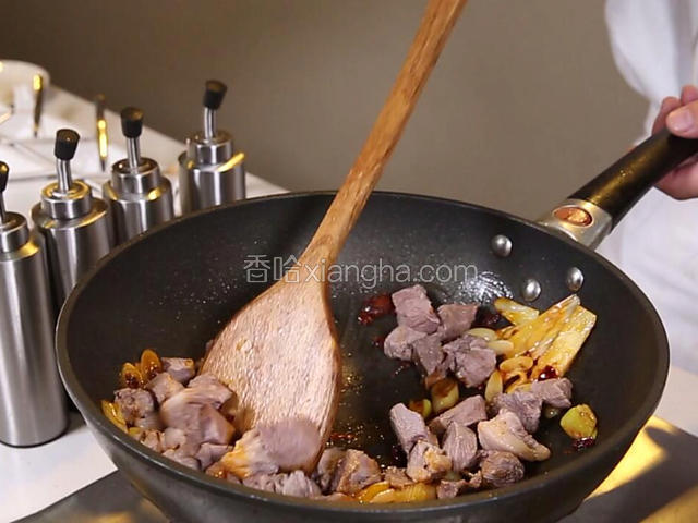 放入焯好水的羊肉块，大火翻炒几下。