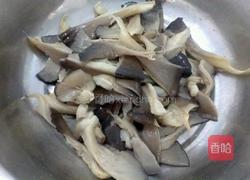 酥炸椒盐蘑菇的做法图解3