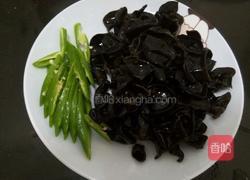木耳炒肉的做法图解2