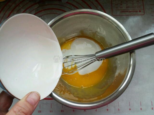 蛋黄打散加入酸奶打匀