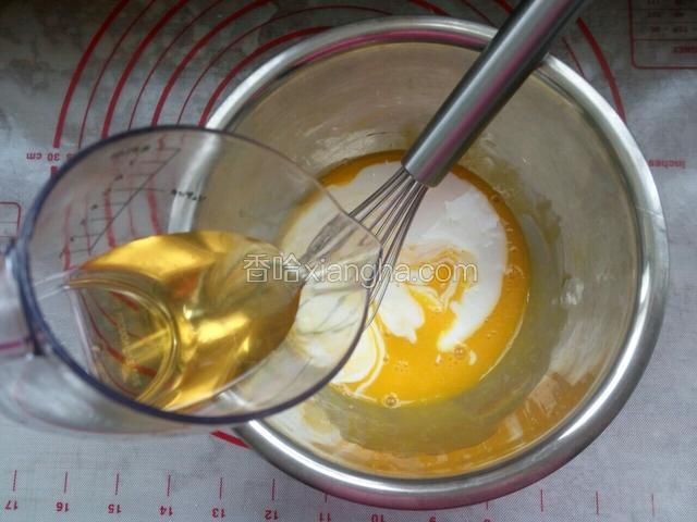在加入食用油继续打匀