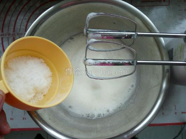 蛋白加几滴拧檬汁用电动打蛋器高速打发大泡泡状，一次加入糖继续打发