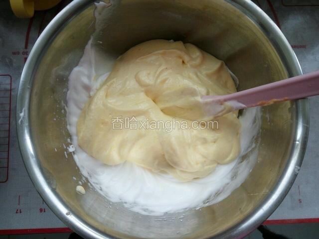 在倒回剩余蛋白中继续翻拌均匀