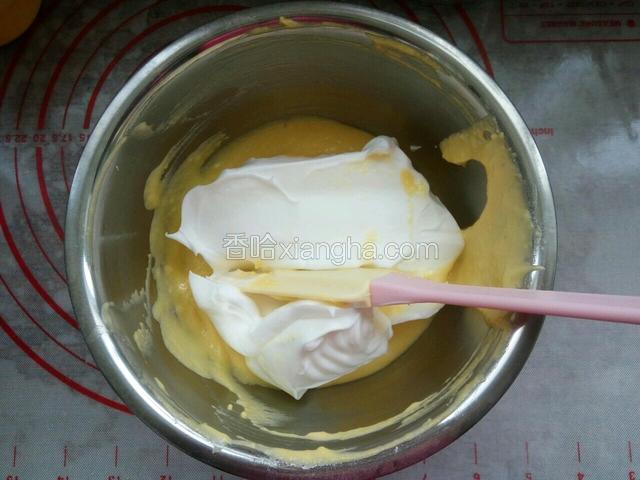 把1/3蛋白放入蛋黄糊中翻拌均匀