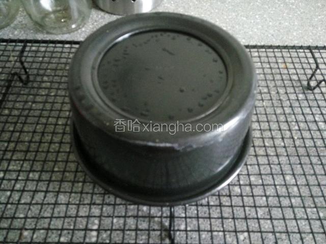 出炉振动几下，然后倒扣放凉