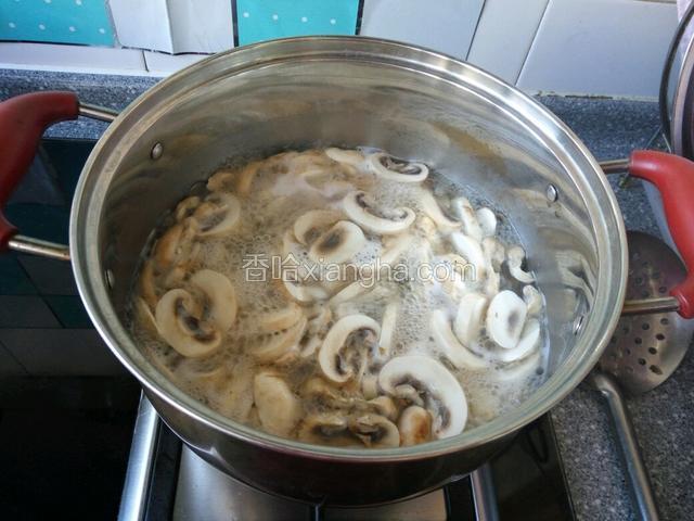 锅中放入清水，水开下入口磨焯水捞出过凉水备用