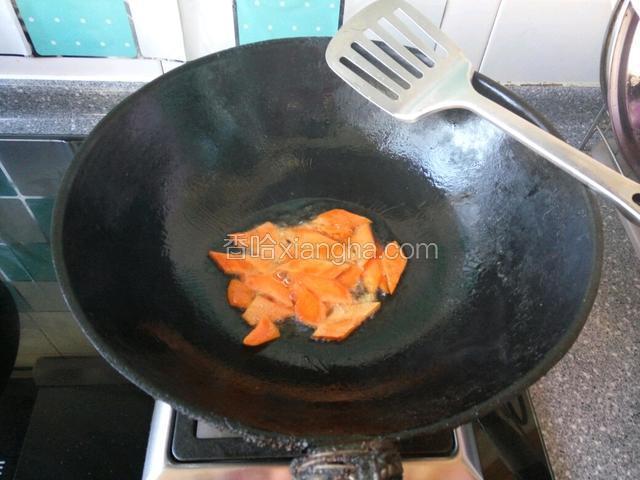 热锅凉油煸炒胡萝卜，煸炒段生
