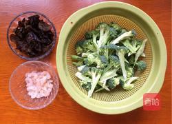 〖 西兰花炒木耳 〗的做法图解1