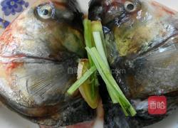 鲜香双色鱼头的做法图解1