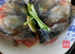 鲜香双色鱼头的做法图解2